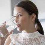 7 Ratschläge, die es Ihnen erleichtern, die benötigte Wassermenge zu trinken